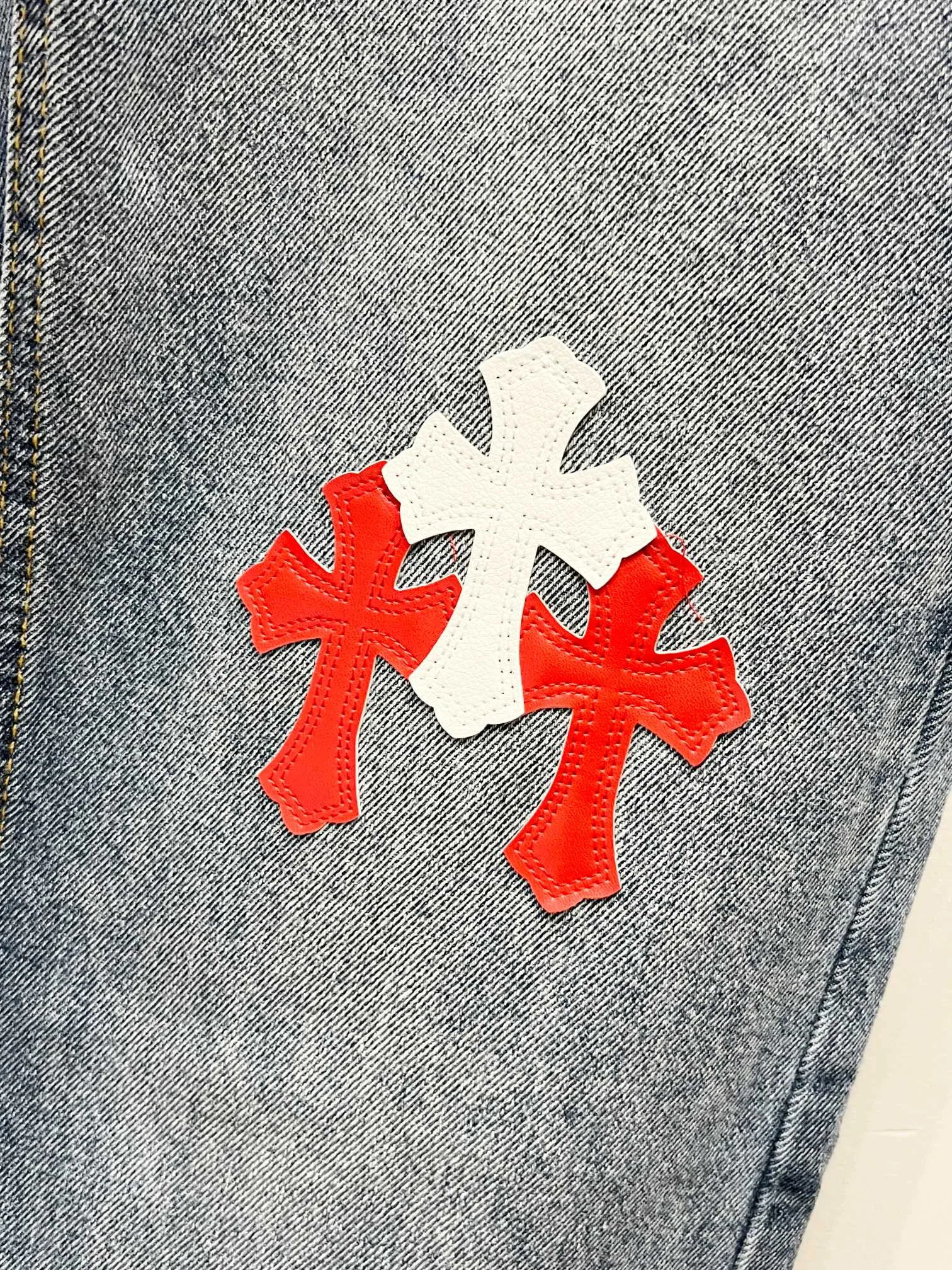 P260 Style number: (K630) Style number: (K550) Chrome Hearts & Chrome Hearts CH city limited series Sanskrit cross patch leather jeans need to be washed and then disassembled and hand-sewn sheepskin cross leather is then spliced ​​to complete. The whole piece requires too much craftsmanship to explain. The texture can be seen in the hand, and it looks good. The styles with different washed textures are very friendly to people with thin legs and thick legs. The straight version is very flattering to the leg shape. The moderate length is timeless and can be matched easily and casually. It is the basic styling foundation for various styles and is a must-have in the wardrobe! The fabric is stiff but also makes the upper body soft without losing texture. The washing process is even more perfect. It is a must-have item for everyone! ! ! Washed wheat, hang tag, pants label, three labels are complete, the upper body effect is particularly stiff and stylish, super stylish, same style for men and women - Color: Size: 28 30 32 34